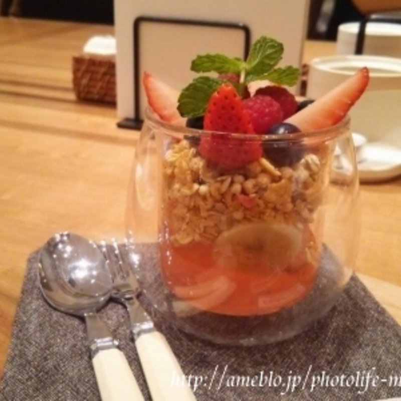 ベリーベリーグラノーラパフェ with ハニーヨーグルトソース(3 Little Eggs)