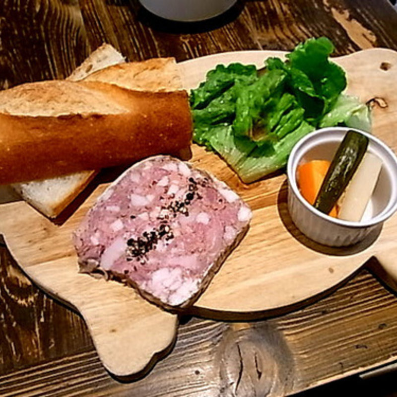 田舎風パテとバケット コルニッションピクルス添え(ローダーデール)