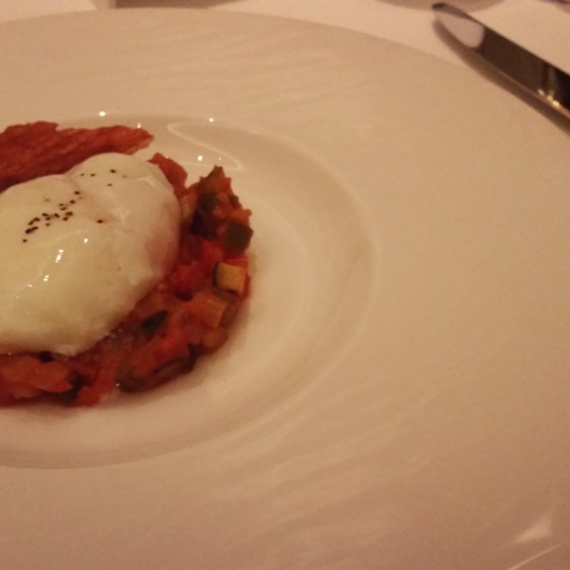 温泉卵をのせたラタトゥイユ ジャンボンセック(キュイジーヌ・フランセーズ・エミ)