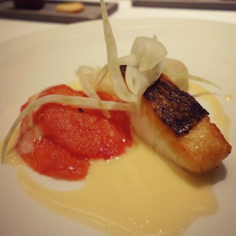 鯛のポワレ タイム風味のフヌイユとトマトのコンフィ レモンの香りのバターソース(キュイジーヌ・フランセーズ・エミ)