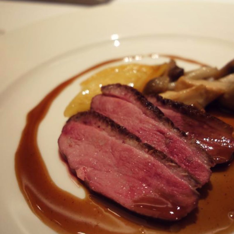 シャラン鴨のエギュイエット りんごとシャンピニオン カシスのソース(キュイジーヌ・フランセーズ・エミ)