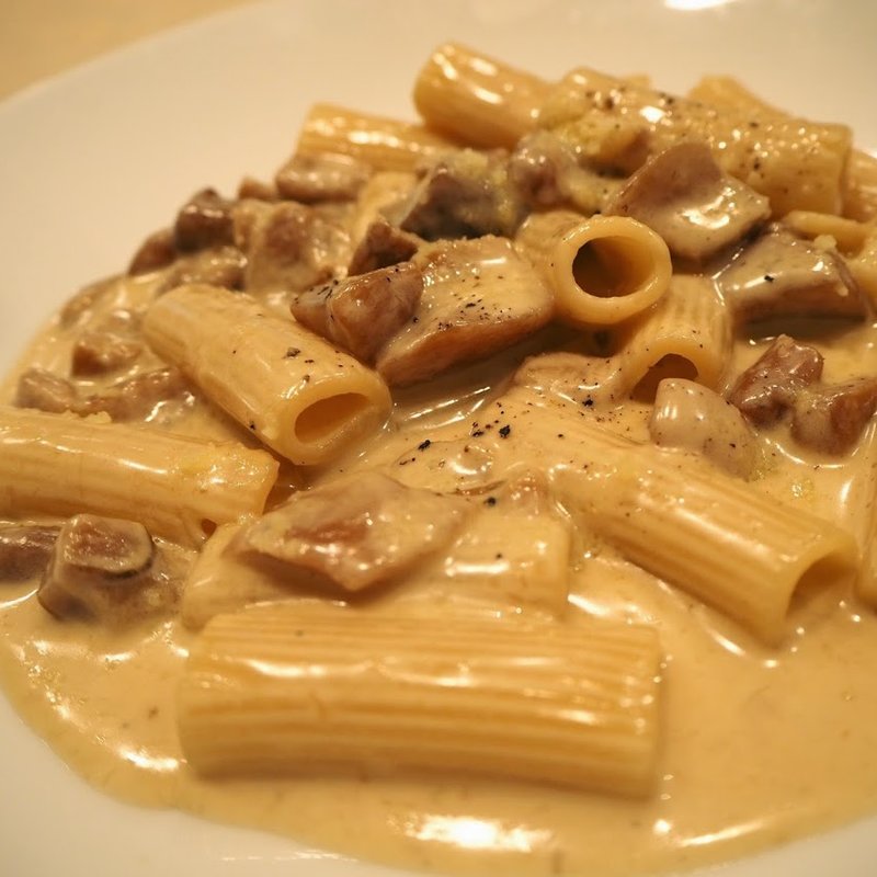ポルチーニ茸のクリームソース　リガトーニ(オステリア イルチッチョーネ)