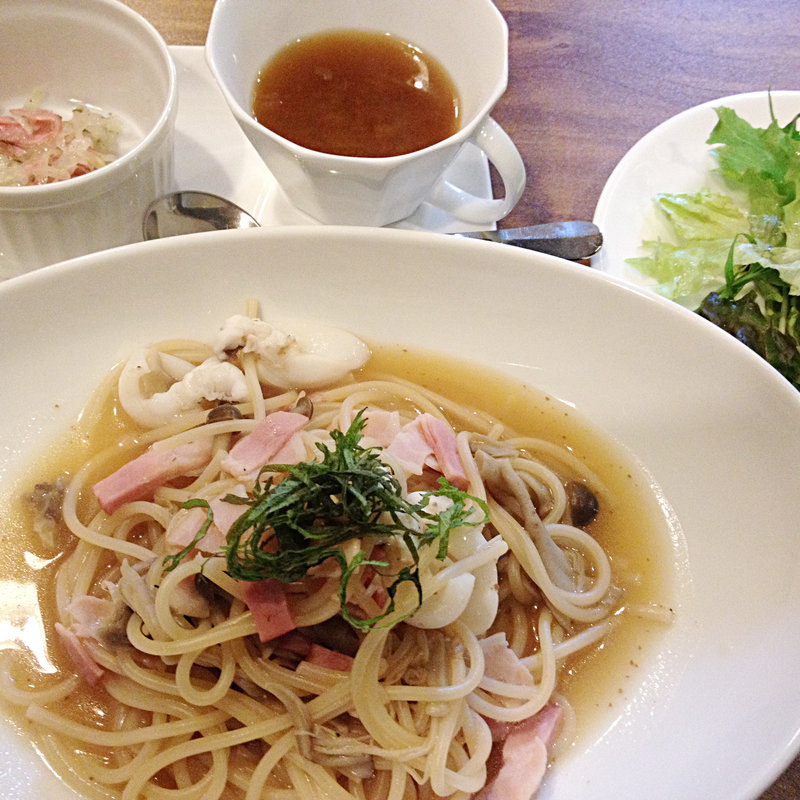 イカとキノコとベーコンの和風パスタ(TOMOSHIBI （トモシビ）)