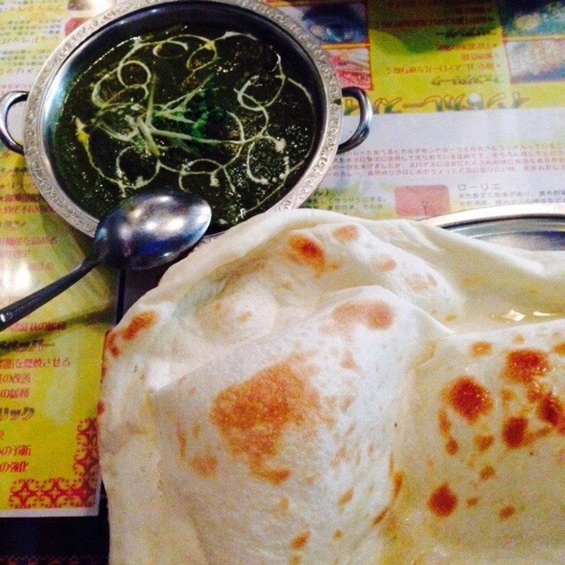 サグチキンカレー（ランチ　カレーセット）(インド料理 RAJA(ラージャ) 柏店)