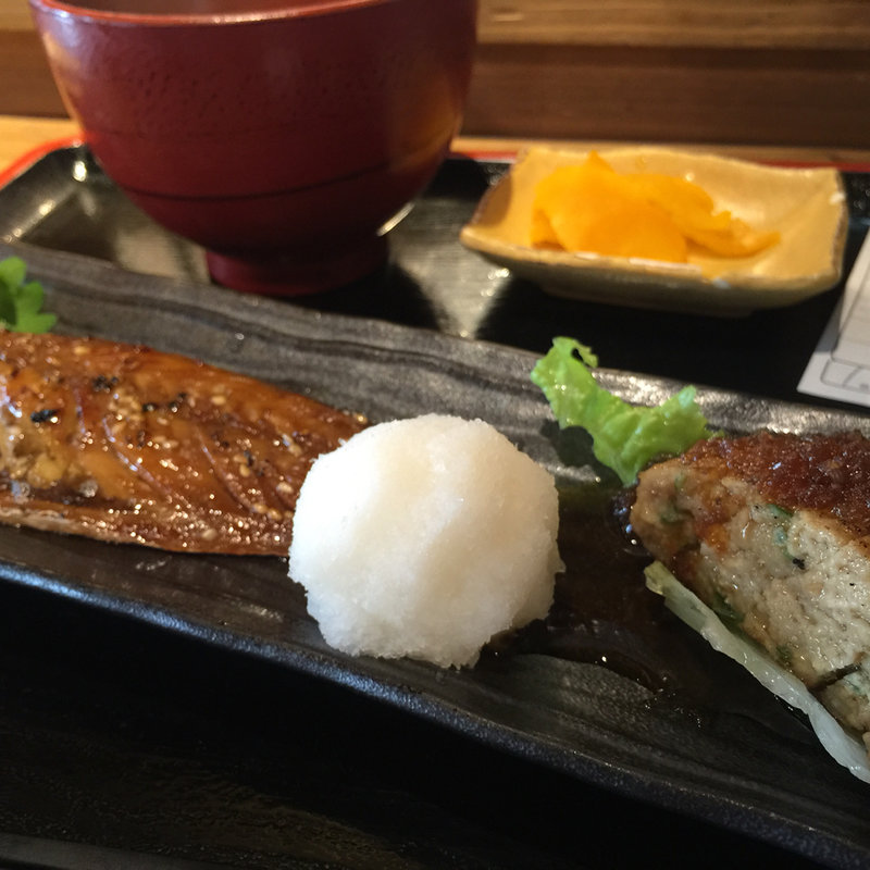 サバしょうゆ干しと筑波鶏つくね定食 (ご飯、味噌汁、漬物付) (めしや太治兵衛)