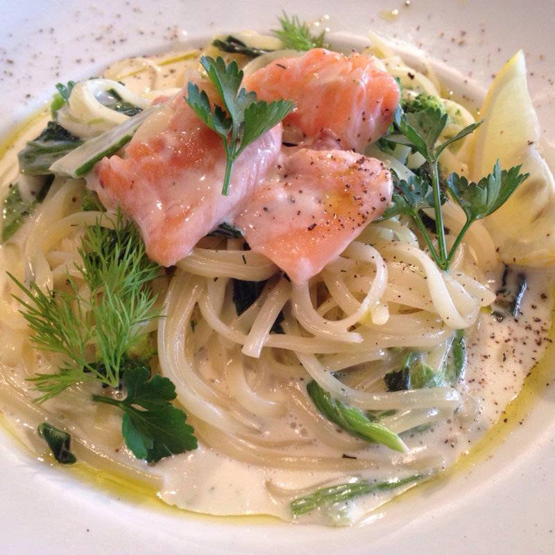 ほうれん草とサーモンのクリームパスタ(LATTE GRAPHIC 町田店)