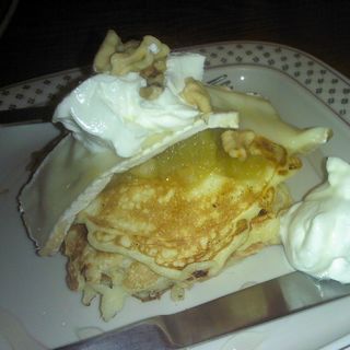 白いチーズと林檎とルバーブの甘酢っパンケーキ(adito)