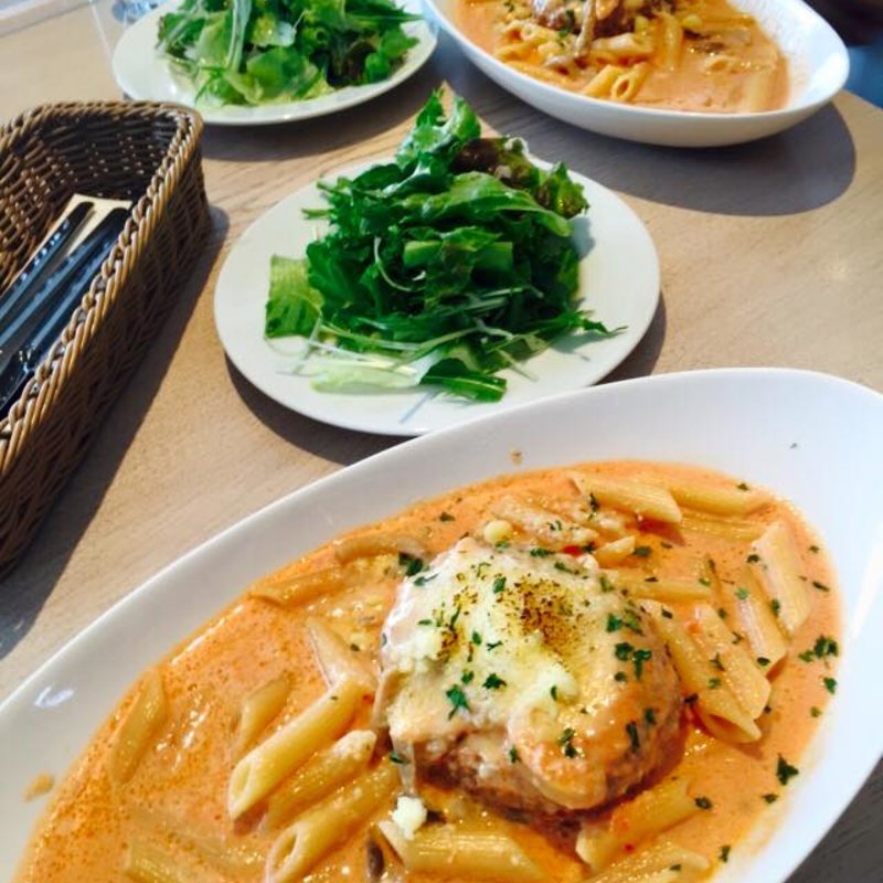 トマトクリーム煮込みハンバーグ ペンネ添え(あかぎカフェ)