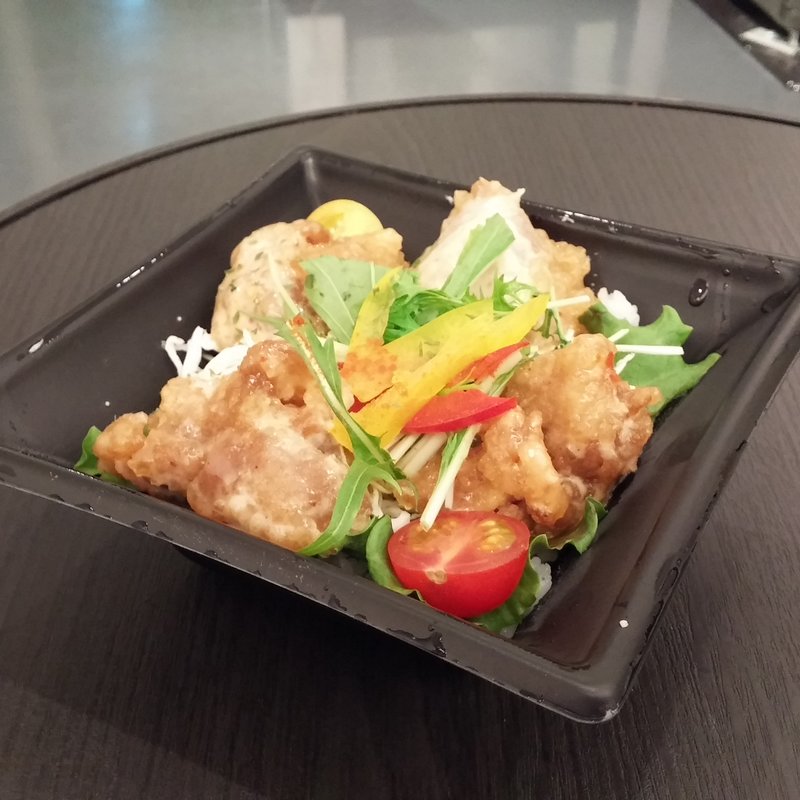 チリマヨチキン丼(マンゴツリーキッチン 渋谷ヒカリエ ShinQs店)