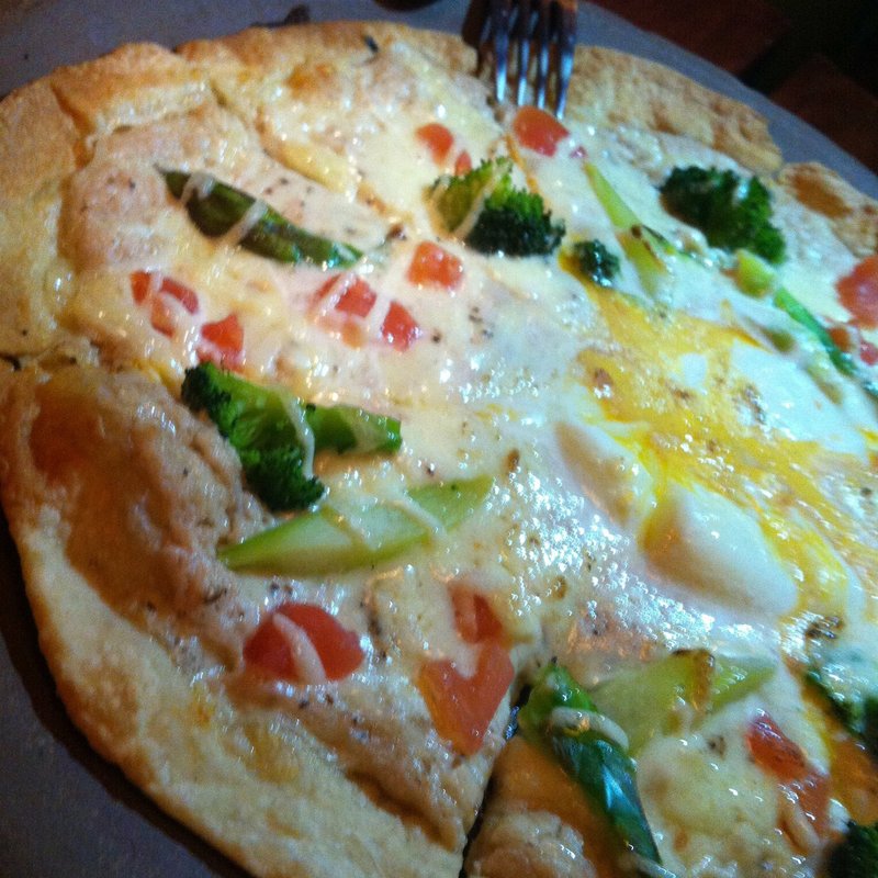 とろ～り半熟玉子とツナとアスパラのピザ(オラ アチャホ （ＨＯＬＡ！ＡＣＨＡＨＯ）)