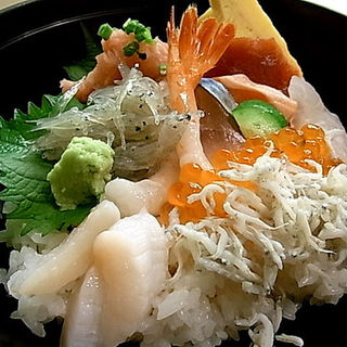 海鮮丼(日本料理 鮨会席 桂 （にほんりょうり すしかいせき かつら）)