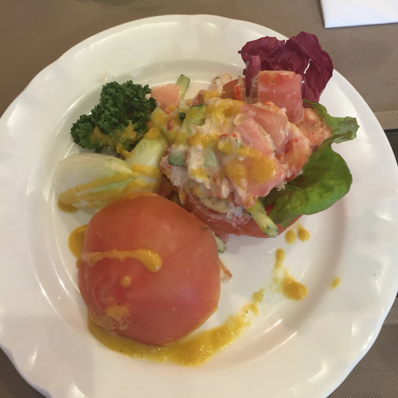 カニ身詰めトマトサラダ(黒船亭 （クロフネテイ）)