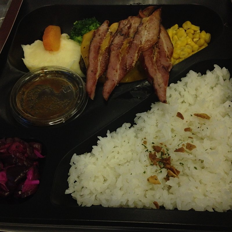 ハンバーグ弁当+ベーコンとチーズ(ねんりん家 大丸東京店)