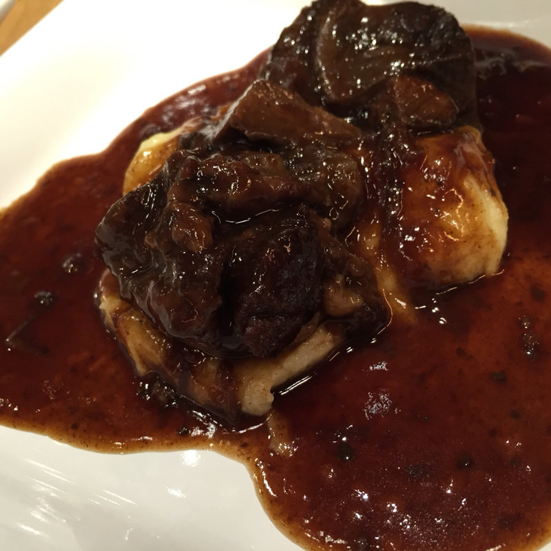 牛頬肉の赤ワイン煮込みトリフュの香るマッシュポテト添え(赤白 （KOHAKU）)