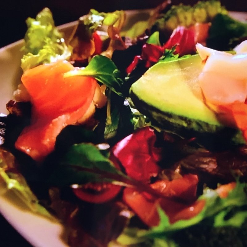 丸ごとアボガドと海の幸のサラダ(あさ山)