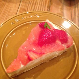 ピンクグレープフルーツとイチゴのタルト(ア・ラ・カンパーニュ 三宮店 （a la campagne）)