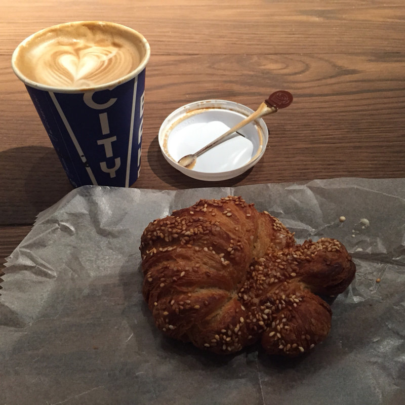 プレッチェルクロワッサン, カフェラテ(The city bakery)