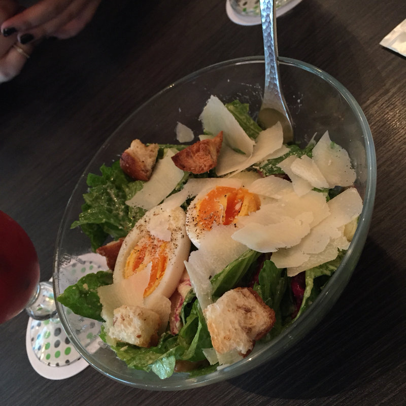 半熟卵のシーザーサラダ(MICROCOSMOS)