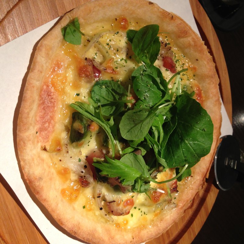 粗挽きソーセージとアボガドのピザ　(ダイニングルーム・ハモン （dining room hamon）)