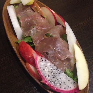 生ハムと彩りフルーツのサラダ(お野菜とフルーツ酒 kitchen de kintchen (キッチン デ キッチン))