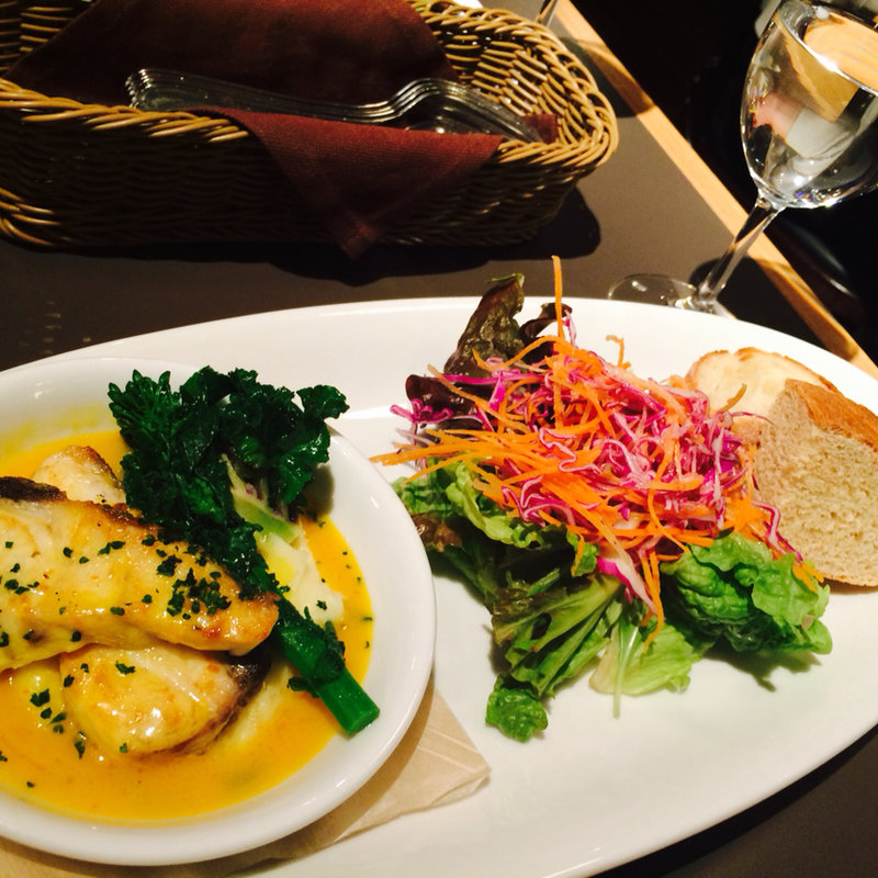 スズキのポワレ(ビストロ ポンヌフ （BISTRO Pont-Neuf）)