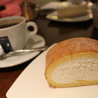 ケーキセット「堂島ロール」 ケーキショップよりホテルパティシエ オリジナルケーキをひとつ選ぶ(THE DINER ベーカリー・ケーキショップ )