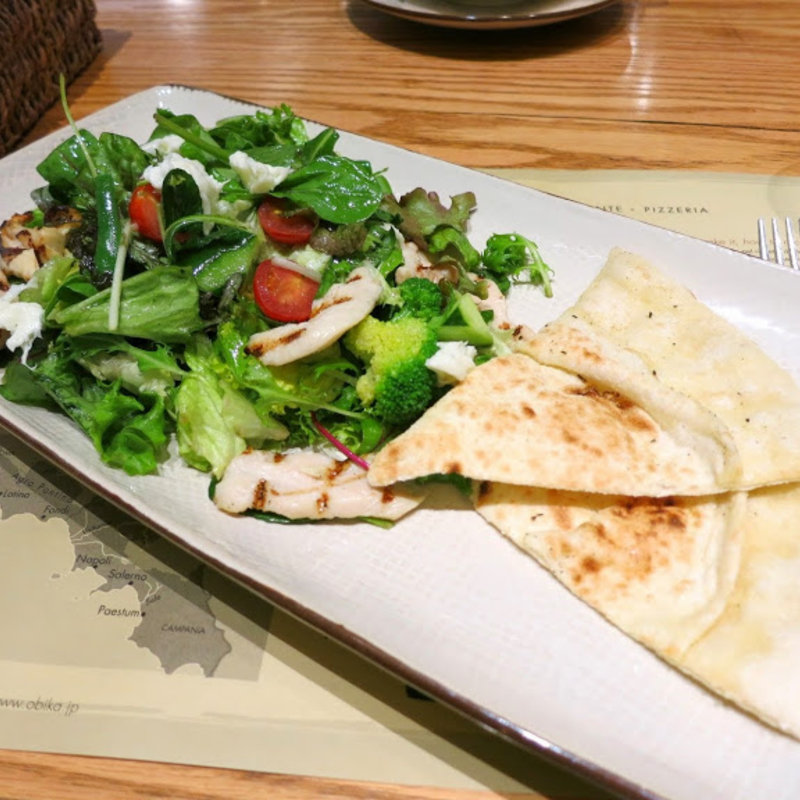 モッツァレラチーズとグリルチキン・季節野菜のミックスサラダ