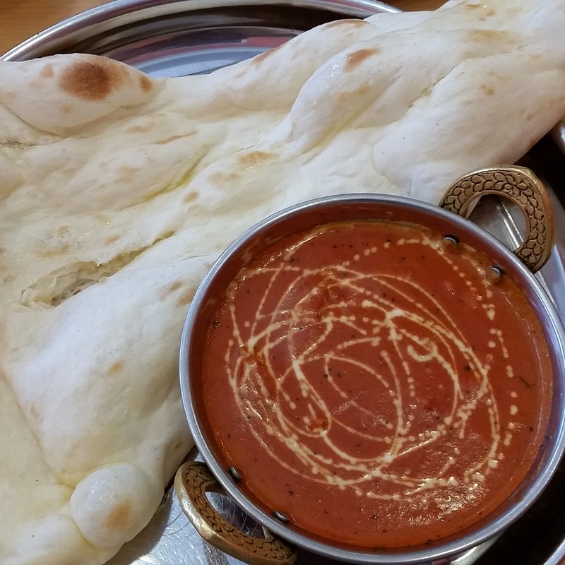 バターチキンカレーとナン(Asian Food Restaurant SAHARA )