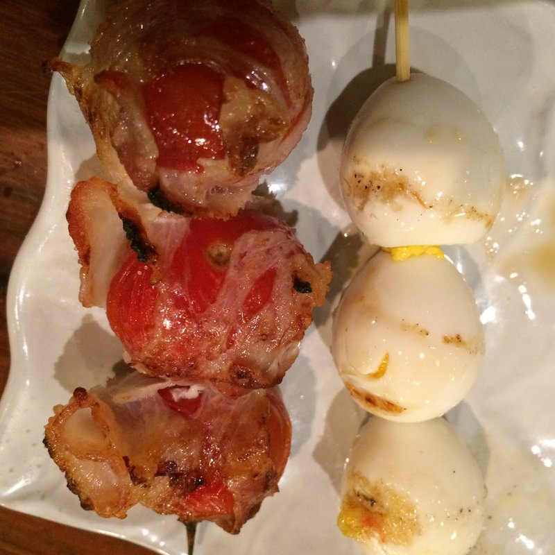 うずらのたまご＆トマト肉巻き(やきとり家 すみれ 高田馬場店)