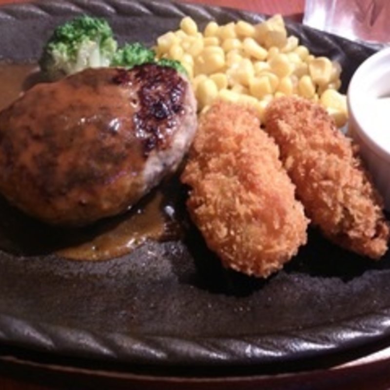 ハンバーグとカキフライのハーフアンドハーフ（ランチ）(すてーきがぁでん)
