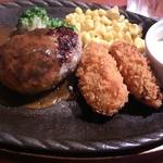 ハンバーグとカキフライのハーフアンドハーフ（ランチ）(すてーきがぁでん)