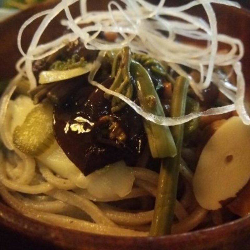 三色蕎麦（山菜）(藁葺き屋根　かつみや)