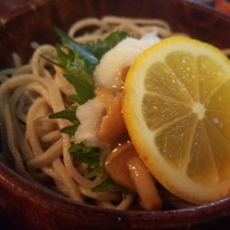 三色蕎麦（なめこおろし）(藁葺き屋根　かつみや)