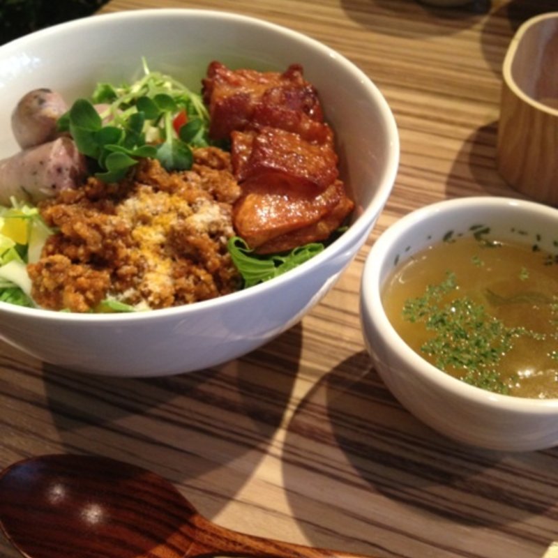 トリプル丼ランチ(Asian Dining & Bar SITA 中目黒店)