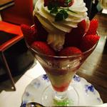 苺パフェ(銀座千疋屋 銀座本店　フルーツパーラー （ギンザセンビキヤ）)