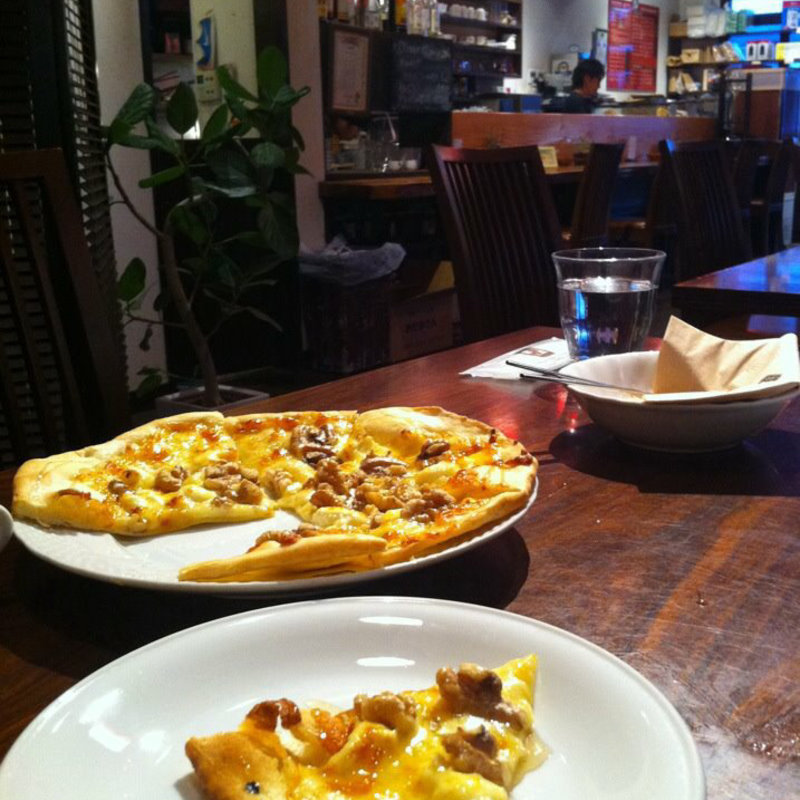 手作り生地のピッツア モッツァレラチーズとハニー(Cafe 季庵 Sweets Room 松井山手店 （カフェ ぎあん スウィートルーム）)