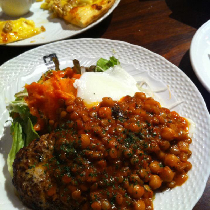  荒びきハンバーグon目玉焼き煮込み豆のメキシカンチリソース](Cafe 季庵 Sweets Room 松井山手店 （カフェ ぎあん スウィートルーム）)