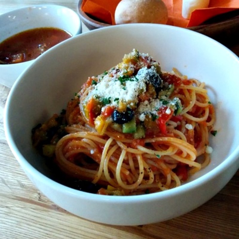 彩り野菜のトマトソースパスタ（ランチ）(うみやまはたけ （UMI YAMA HATAKE）)