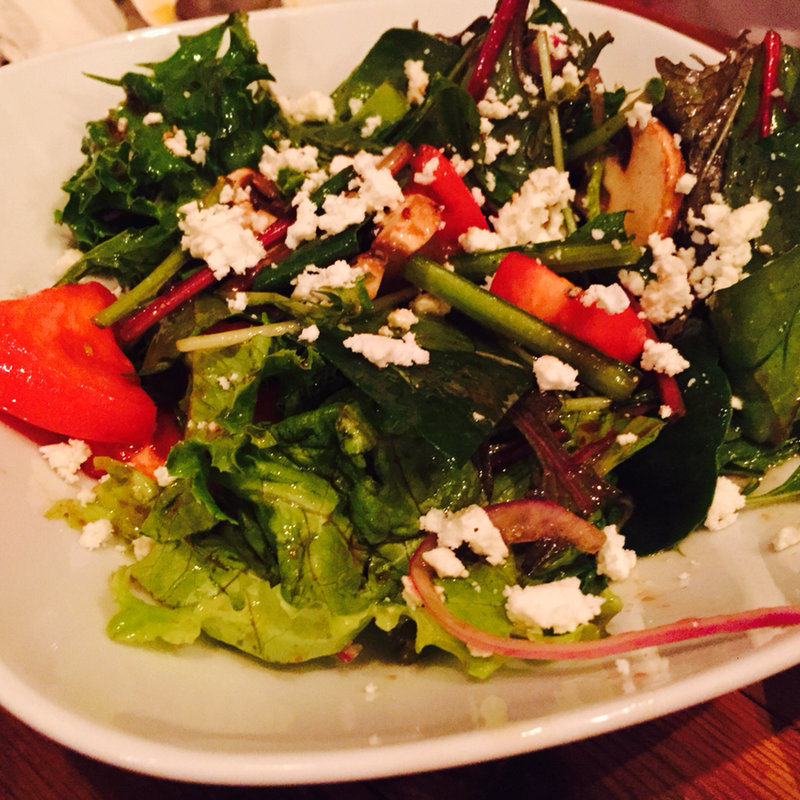 有機野菜とフェタチーズのサラダバルサミコドレッシング(The Clapham Inn（ザ・クラッパムイン）)