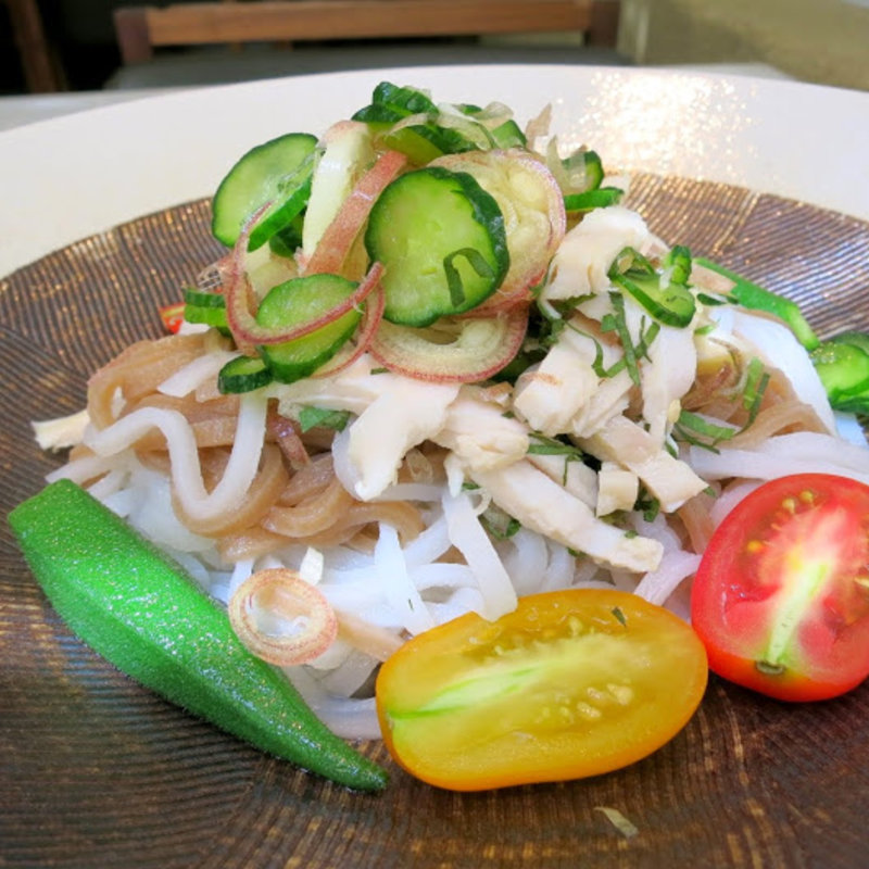 鶏と夏野菜の冷やし米粉麺　(六本木農園)