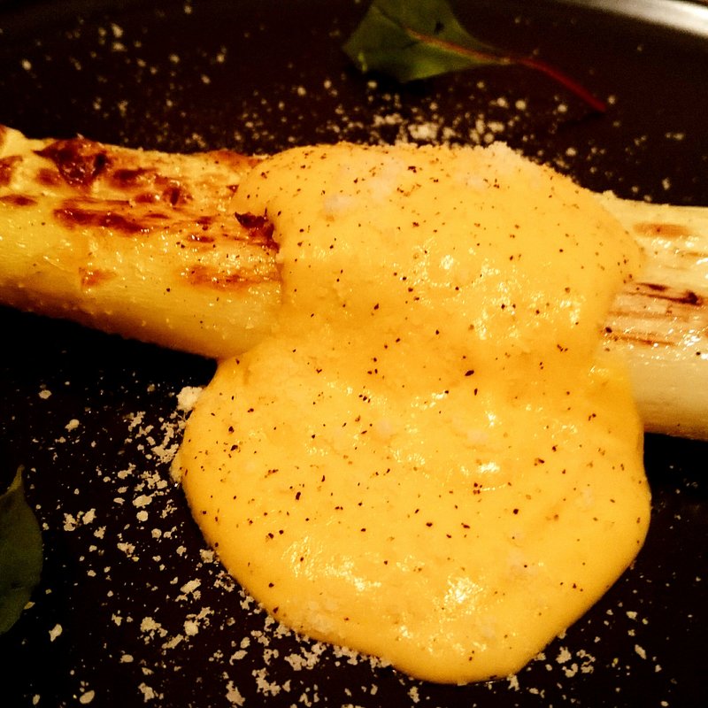 極太ホワイトアスパラの炭火焼き カルボナーラソース掛け(和食とお酒 きいろ 青山店)