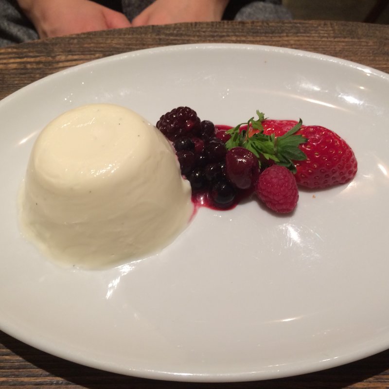 なめらかパンナコッタ ベリーのソースをかけて(ダイニング・グリップ)