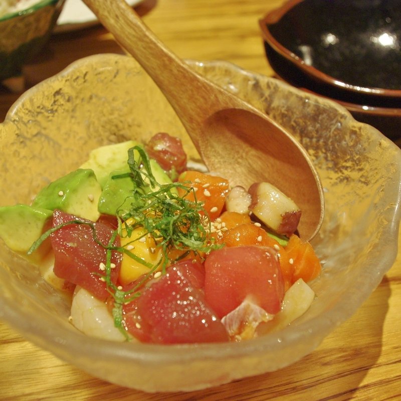 鮮魚とアボカドのユッケ(銀鯱)