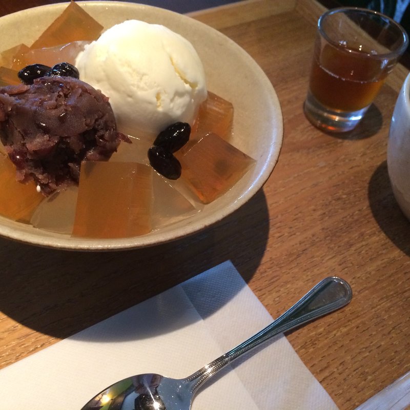 小倉あんみつ～12種の蜜で～柳桜園のお茶（刈番茶）付き(Shuhari 六甘)