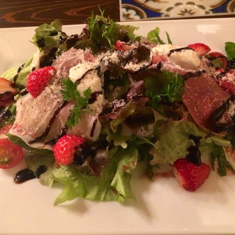 苺とバルサミコ酢のサラダ(4月の前菜)(クレープリー・スタンド・シャンデレール)