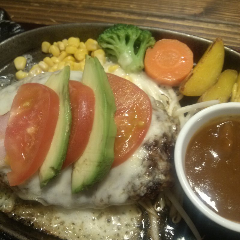 アボカド、トマト、チーズ、ベーコンのカリフォルニアハンバーグ L(JUNK)