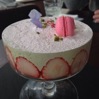 苺と苺のソルベストロベリーマルベラータとシチリア産ピスタチオムースの苺づくしパフェフレジェ(カフェ中野屋)