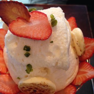 苺とふわふわな仏産蜂蜜のムースとフロマージュブランのシブーストクリーム全ての要素が入ったまさにパルフェ(カフェ中野屋)