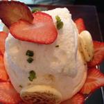 苺とふわふわな仏産蜂蜜のムースとフロマージュブランのシブーストクリーム全ての要素が入ったまさにパルフェ(カフェ中野屋)