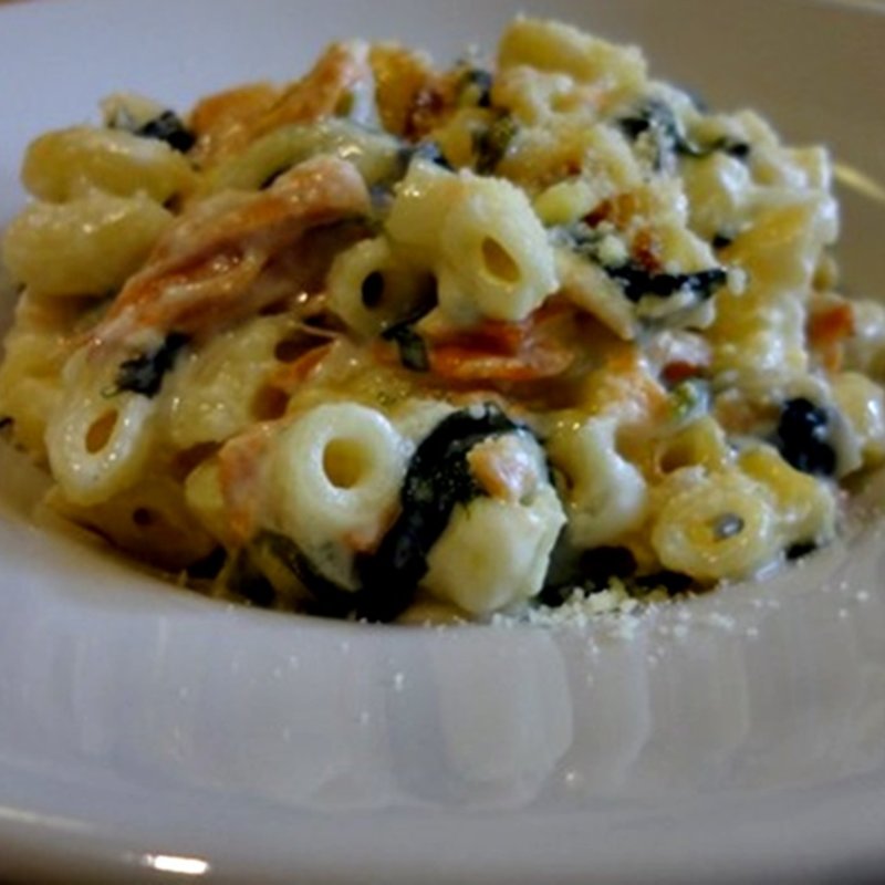 サーモンと小海老のバジル風味 クリームソースショートパスタグラタン(トラットリア リンシエメ)